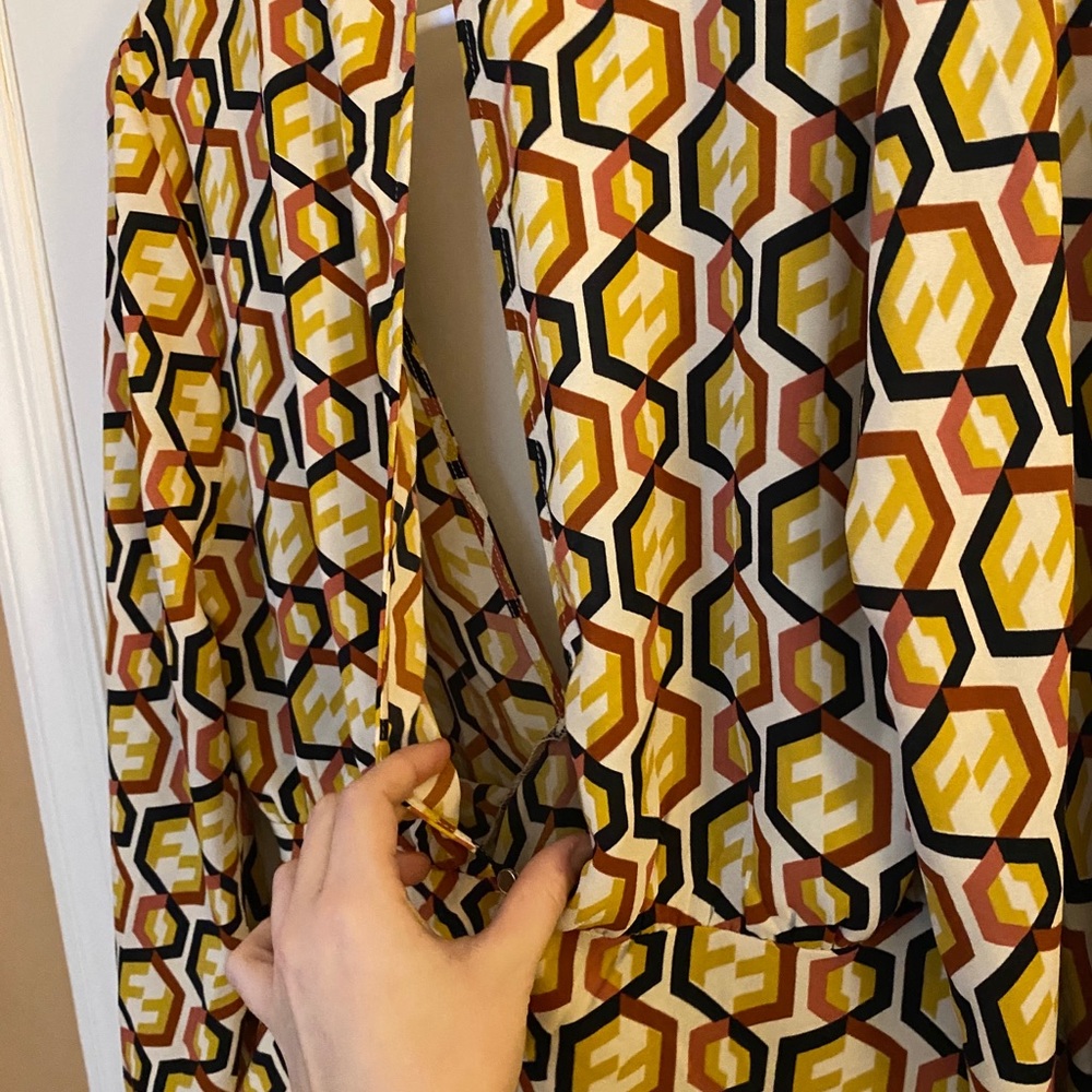 F21 Contemporary Geometric Low VNeck Blouse Sz L - Picture 5 of 7